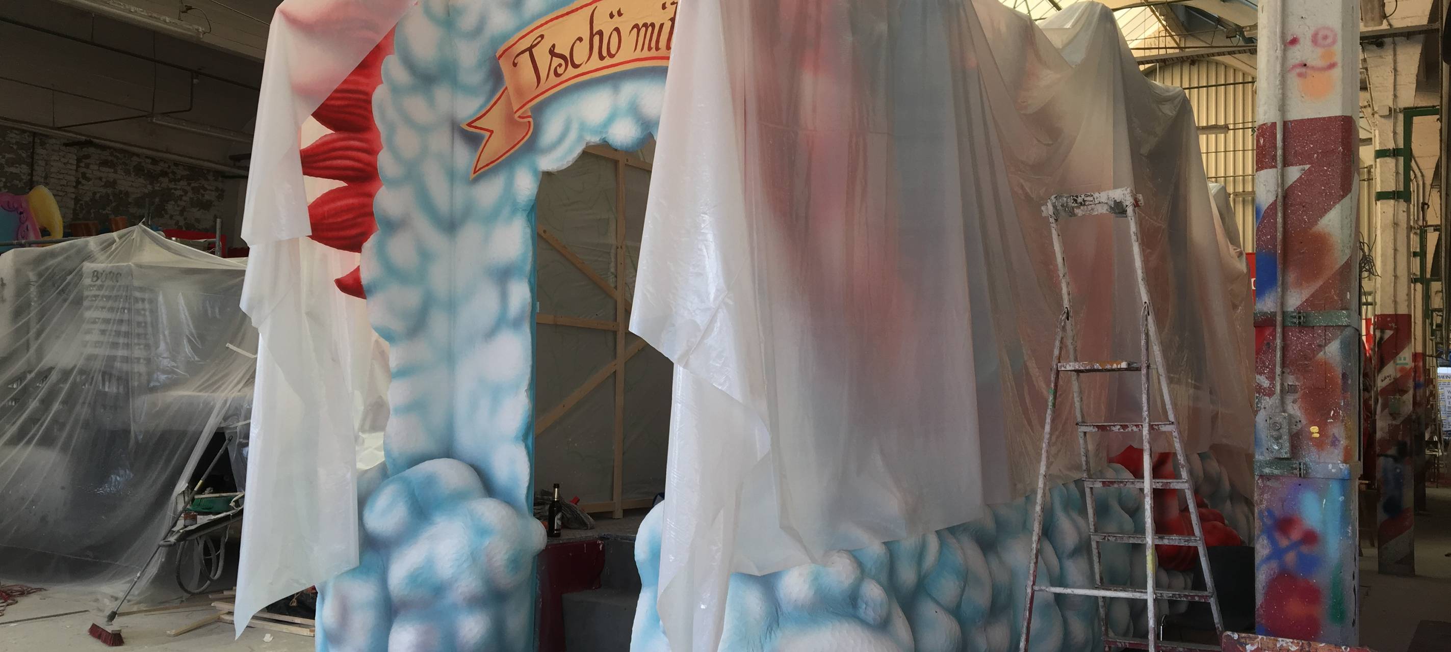 Mottowagen für Rosenmontag werden gebaut