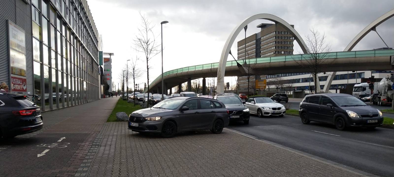 Volle Straßen vor den Karnevalsläden
