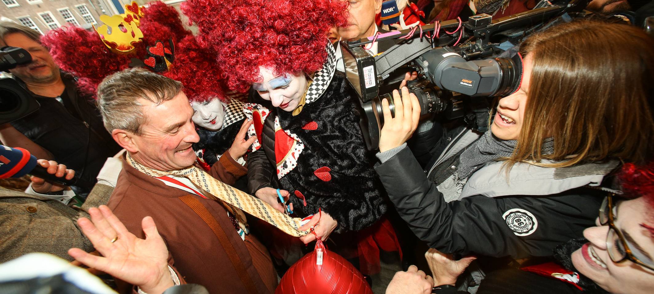 Altweiber-Bilanz: Möne stürmen das Rathaus