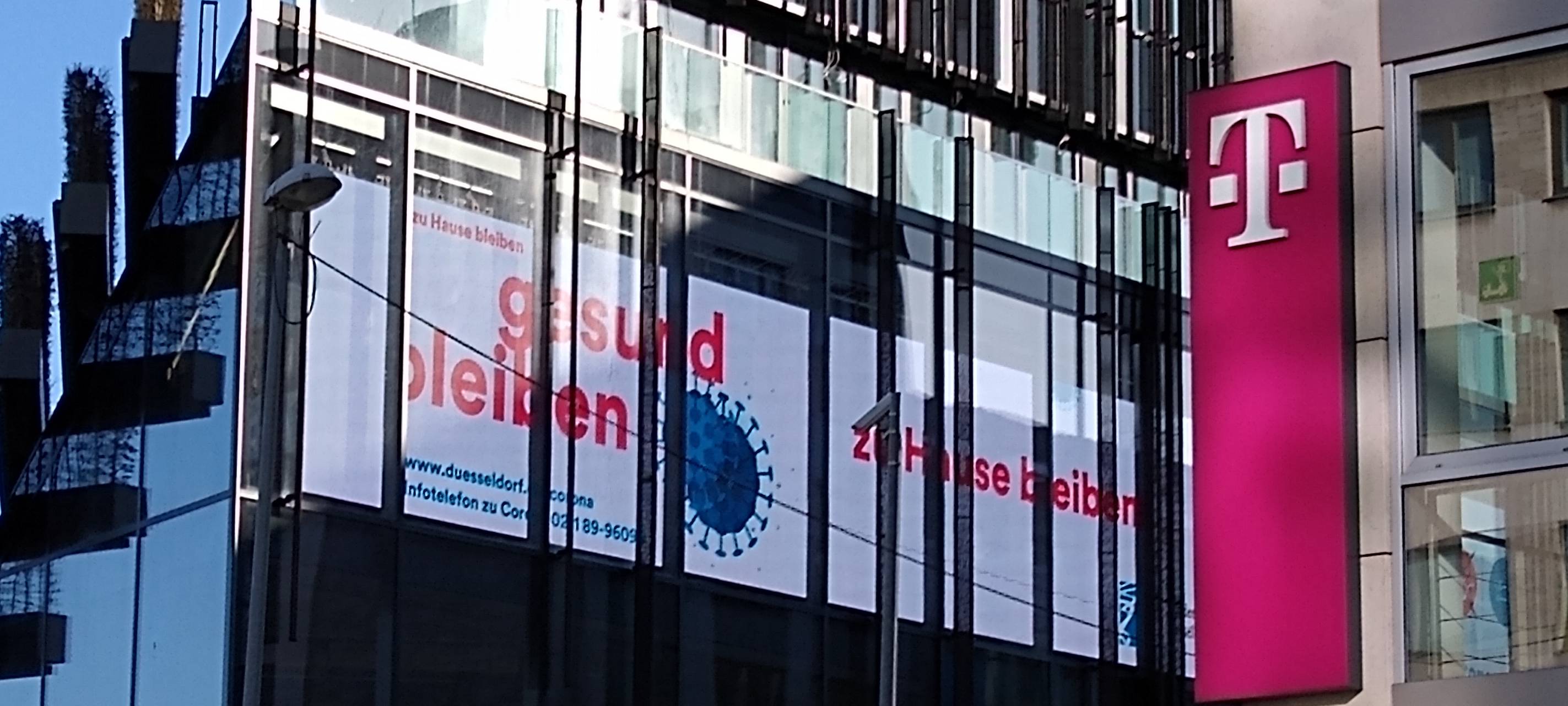 Große LED-Wand am Kö-Bogen II in Betrieb