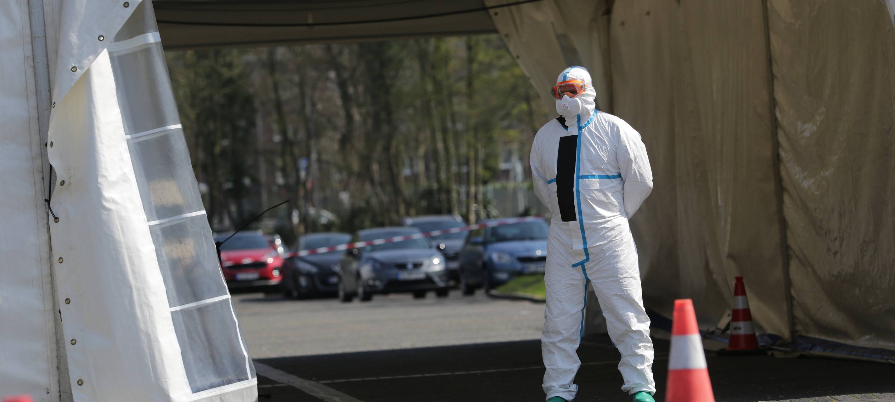 Großer Andrang an Corona-Drive-In-Testcenter