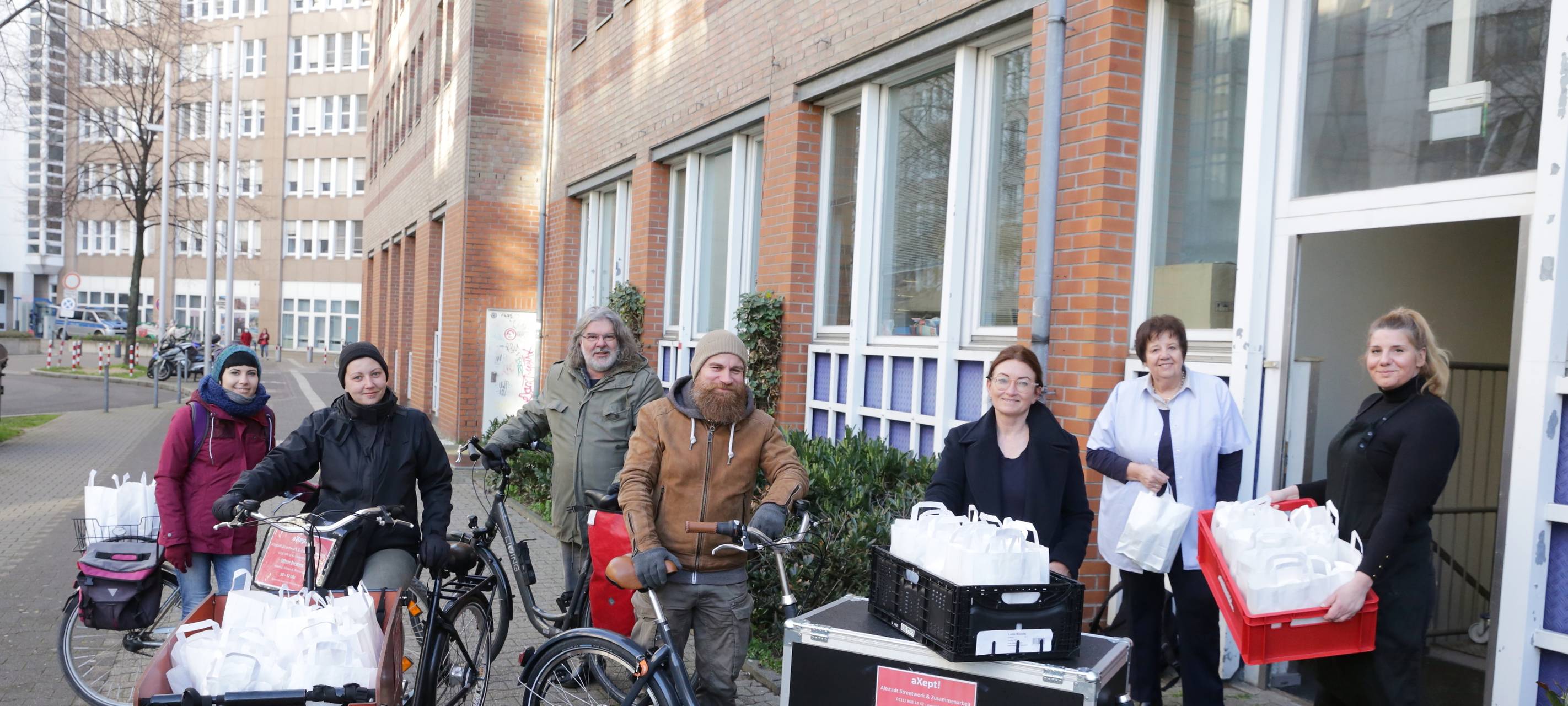 Stadt verteilt Proviantpakete