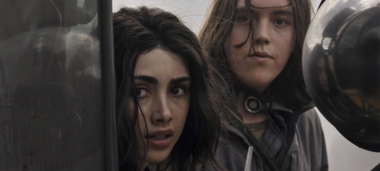 Die beiden Schwestern verstecken sich.