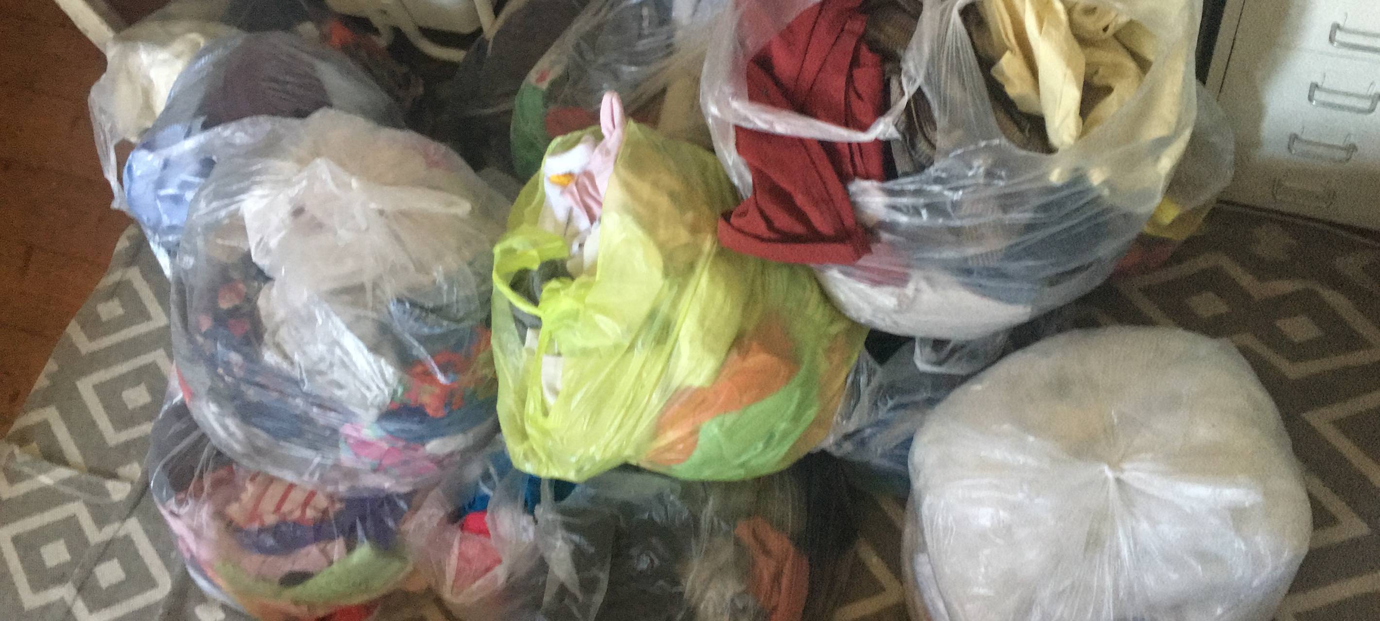 Plastiksäcke voller Kleidung