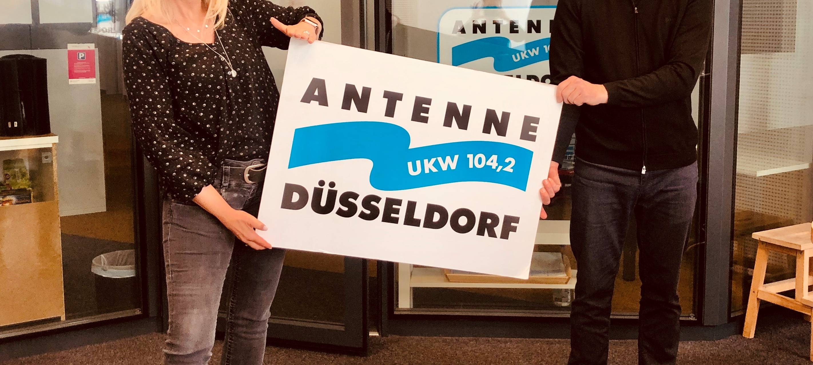 Claudia Monréal mit D.LIVE Geschäftsführer Michael Brill im gebührenden Abstand.