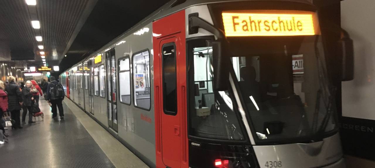 Techniker der Düsseldorfer Rheinbahn prüfen neue Züge