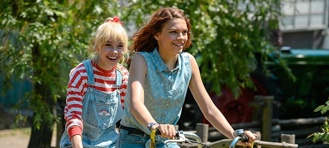 Bibi und Tina radeln den Ferien entgegen.