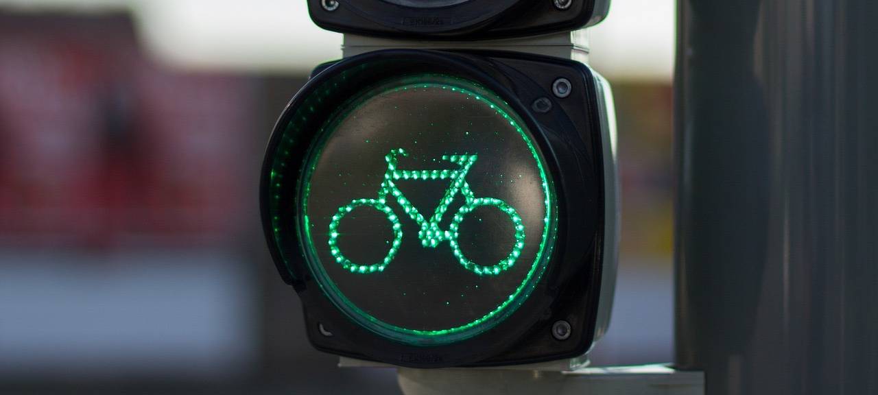 Eine Fahrradampel zeigt grün. Fahrradfahrer dürfen also fahren.