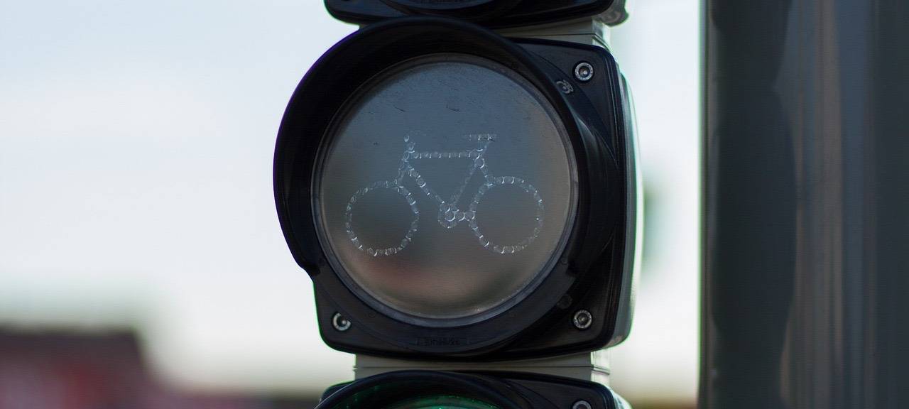 Eine Fahrradampel zeigt grün. Fahrradfahrer dürfen also fahren.