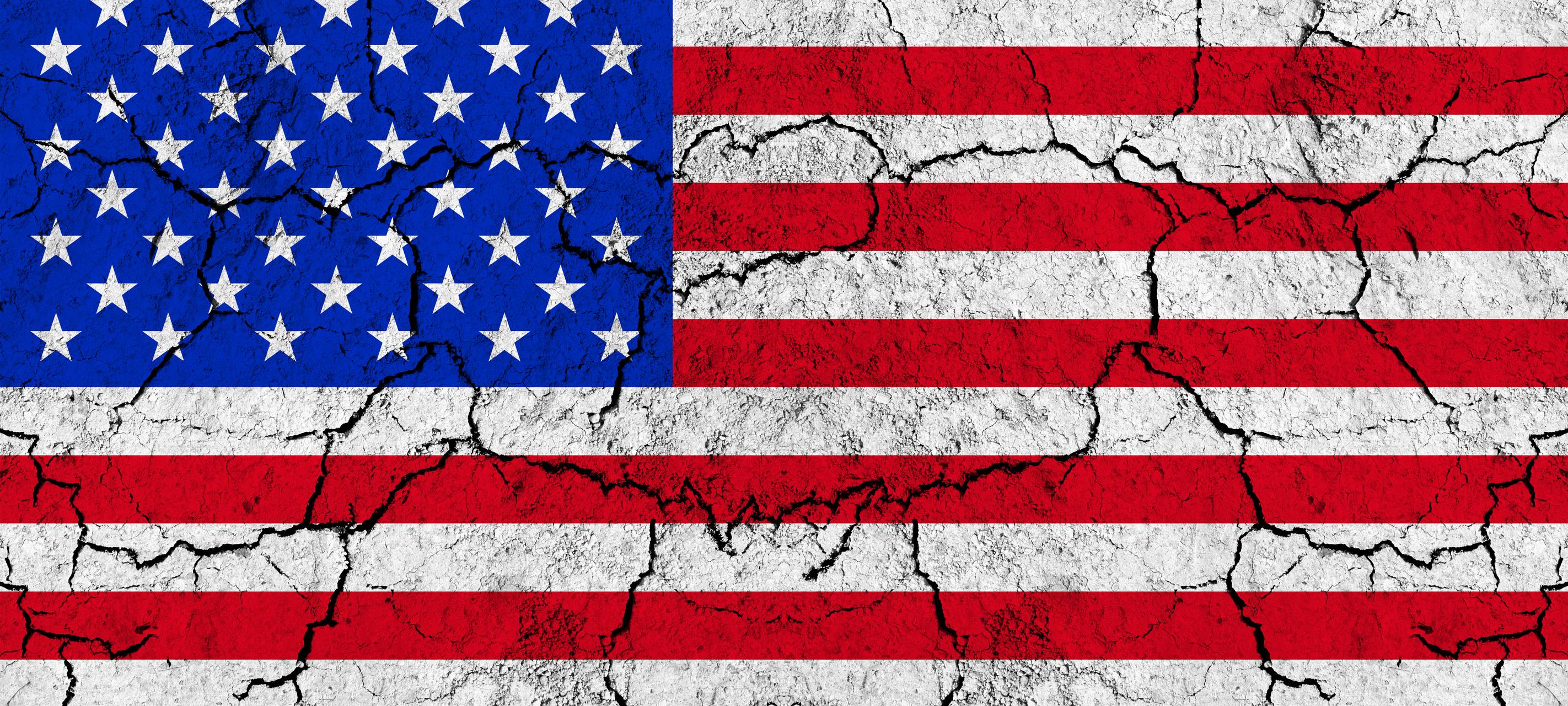 Eine US-Flagge mit brüchigem Hintergrund.