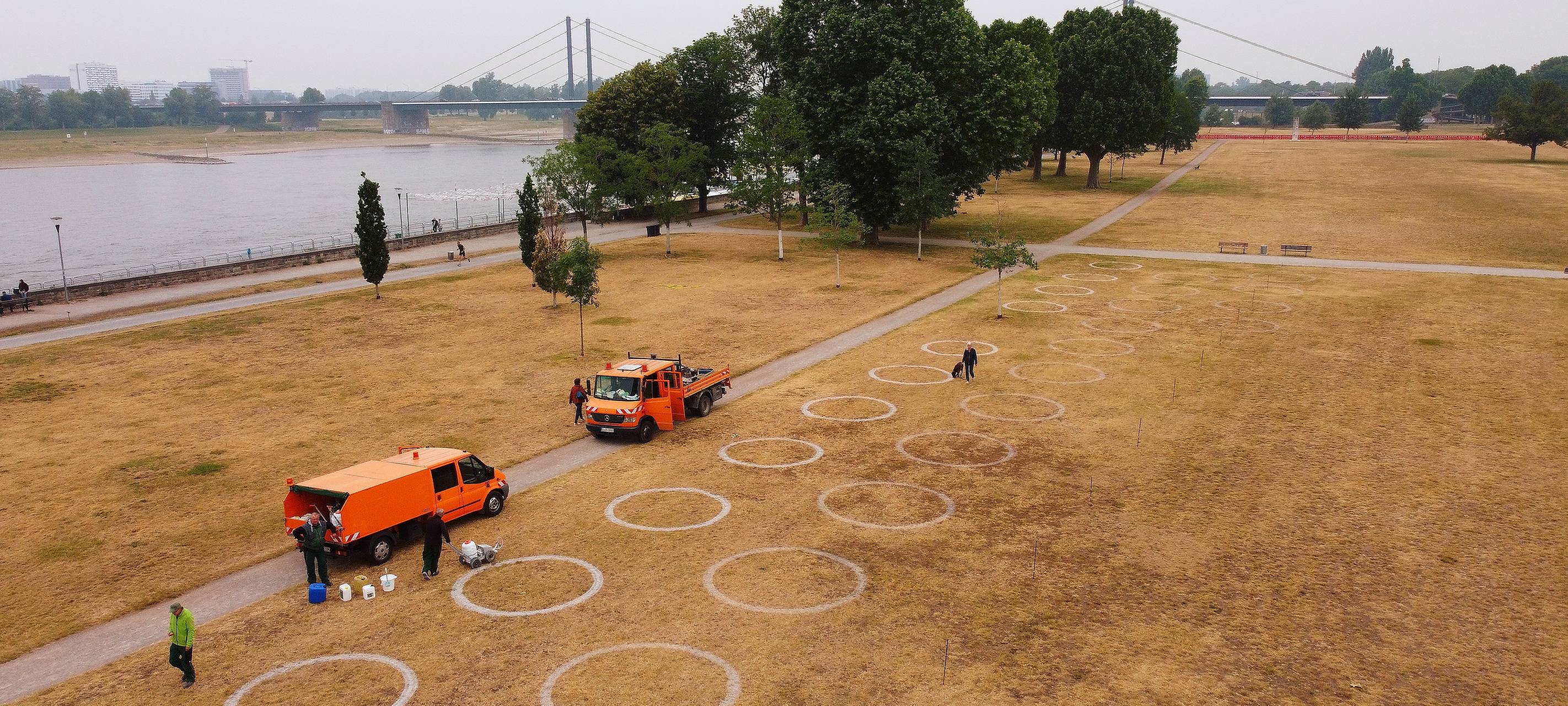 360 Kreise als Abstandsmarkierungen in Corona-Zeiten