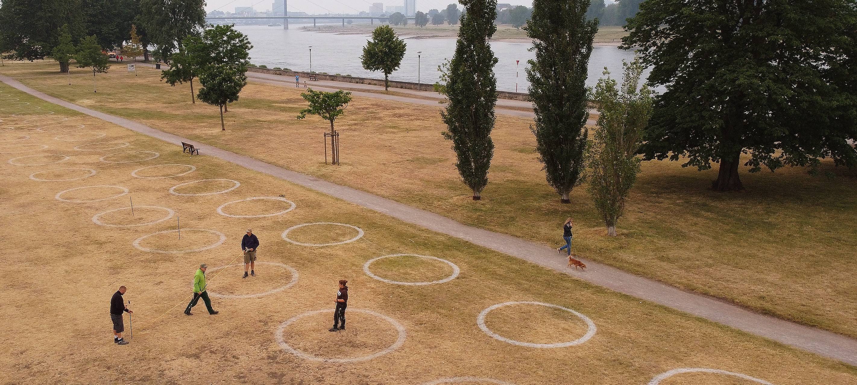 360 Kreise als Abstandsmarkierungen in Corona-Zeiten