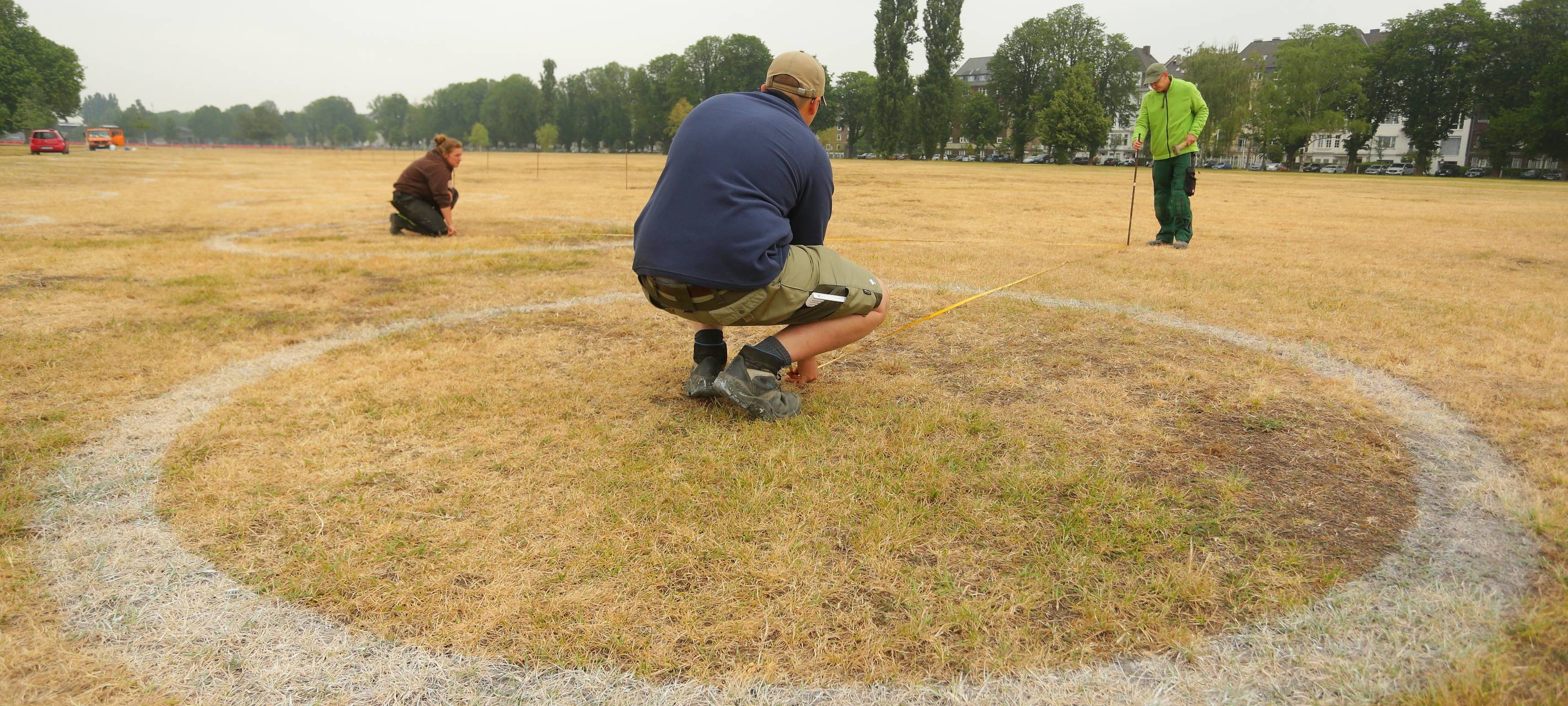 360 Kreise als Abstandsmarkierungen in Corona-Zeiten