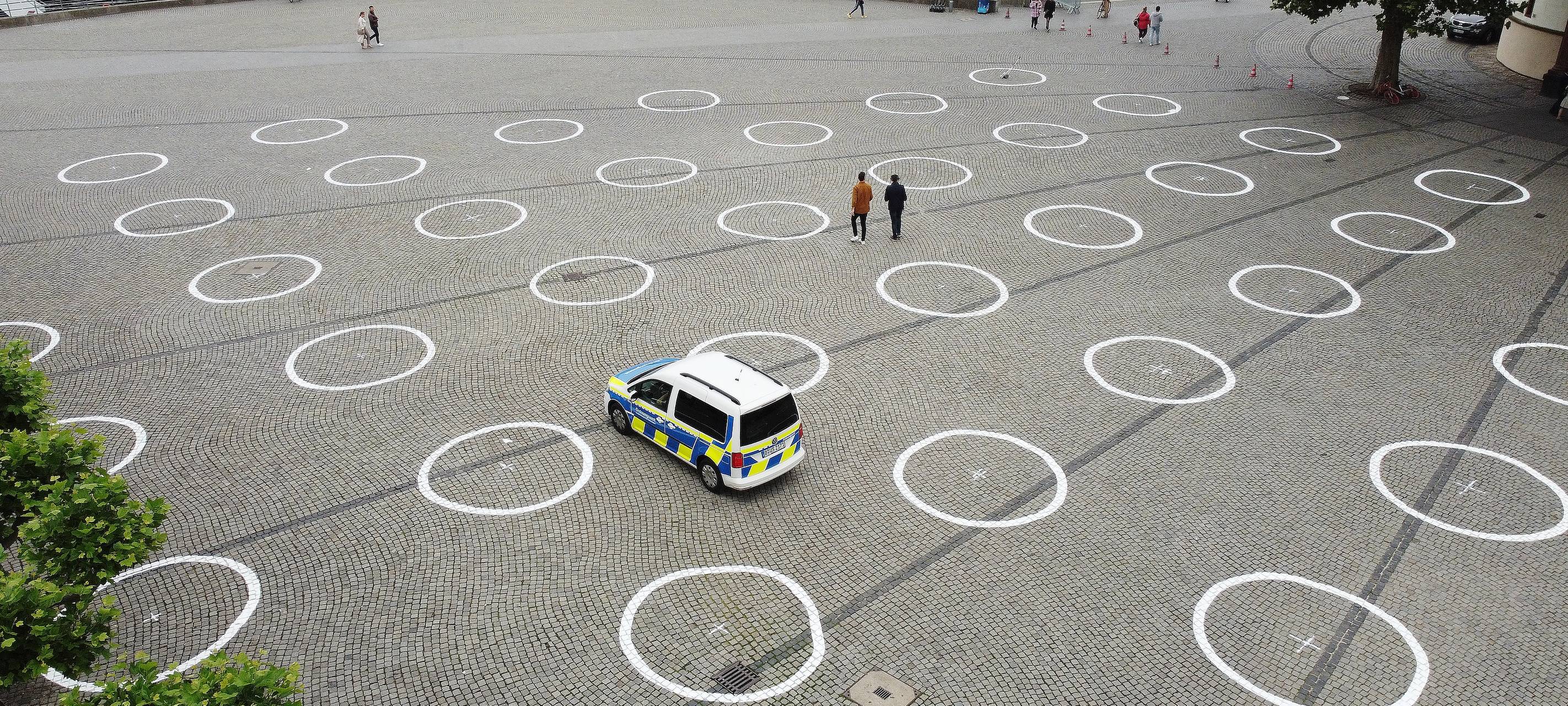 360 Kreise als Abstandsmarkierungen in Corona-Zeiten