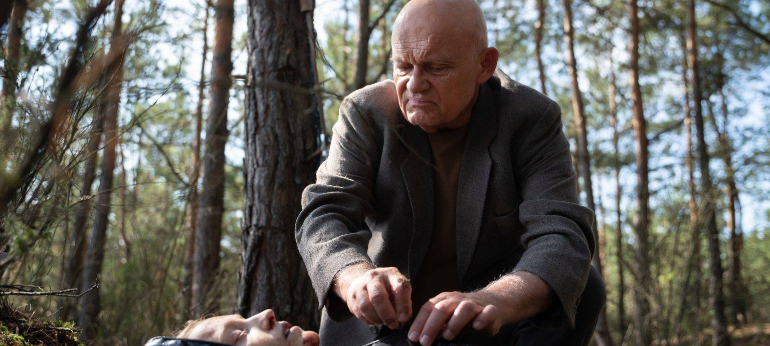 Daniels Leiche wird abtransportiert.