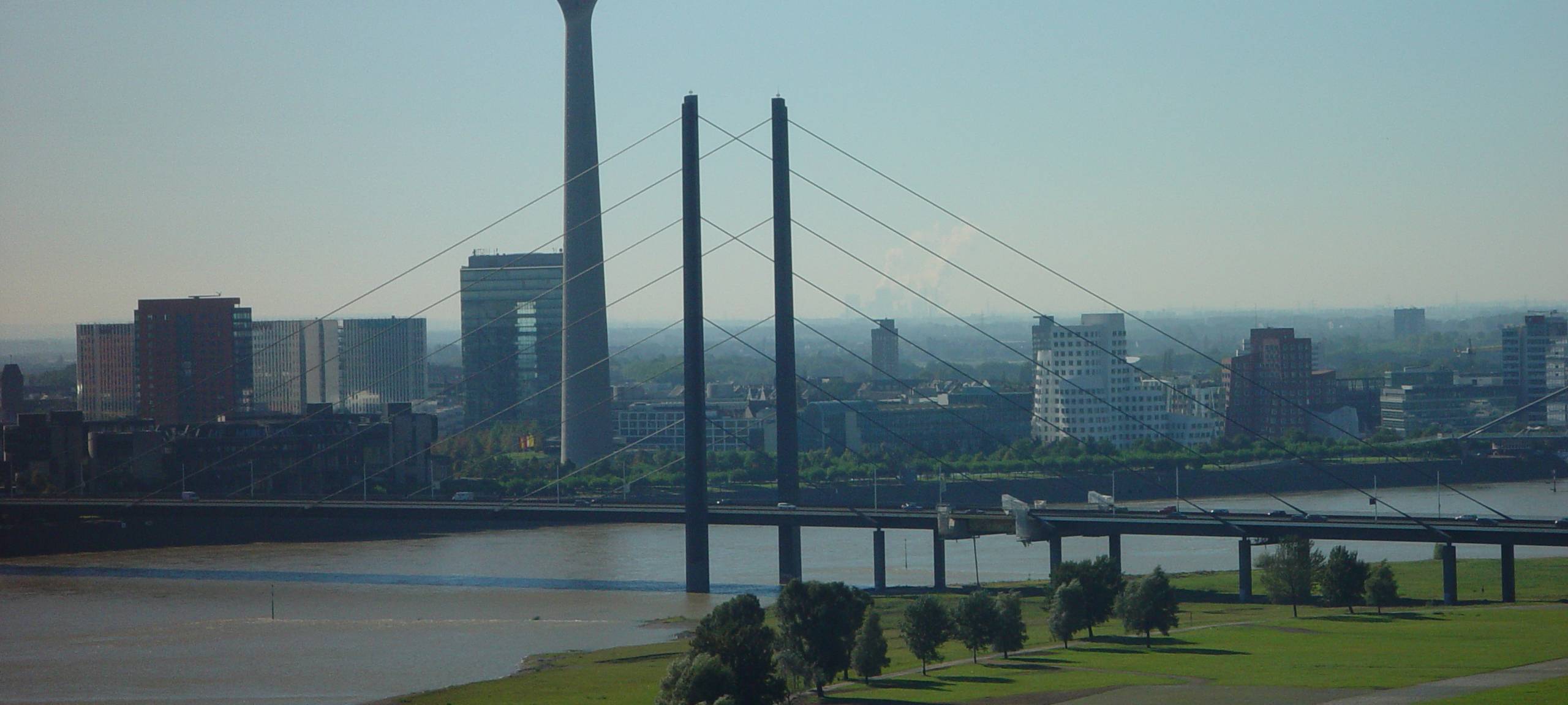 Ein Blick auf das Panorama von Düsseldorf, zu sehen ist die Rheinkniebrücke und der Fernsehturm