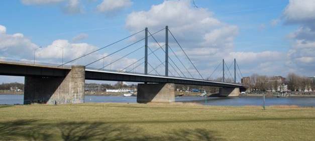 Die Theodor-Heuss-Brücke aus der Ferne. Aufgenommen wurde das Bild auf den Rheinwiesen in Düsseldorf.