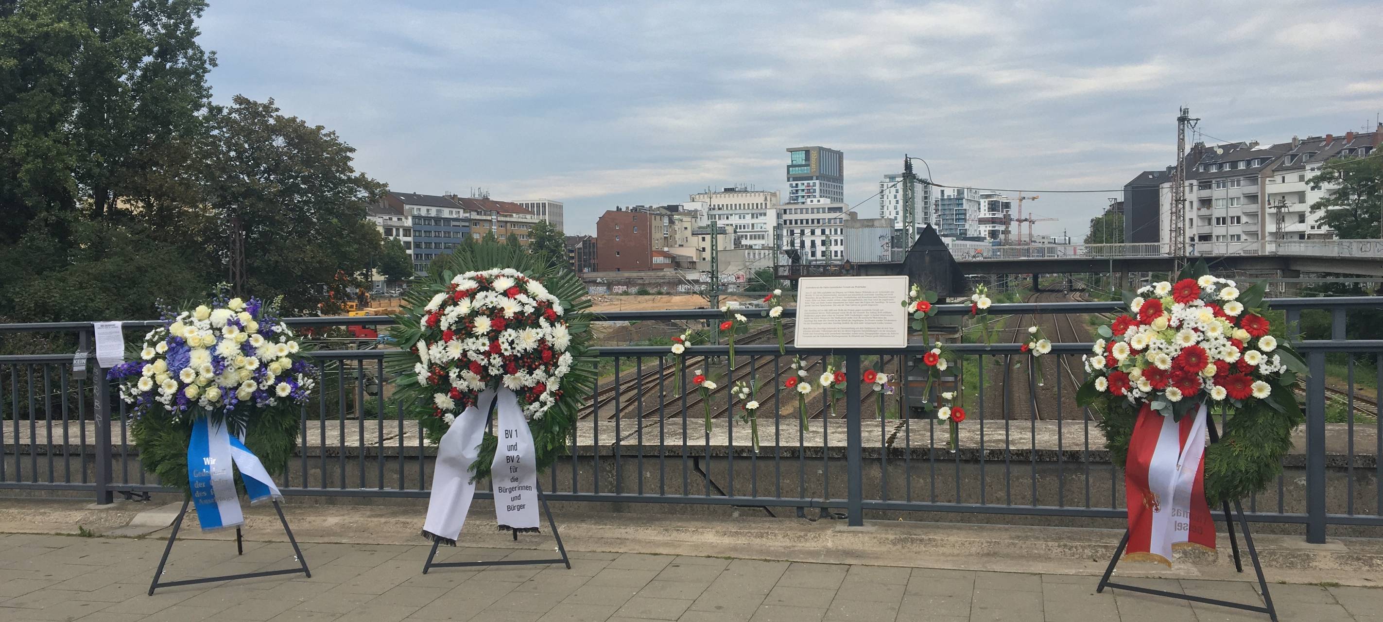 Kränze, die am Gedenktag für den Anschlag am Wehrhahn aufgestellt wurden.