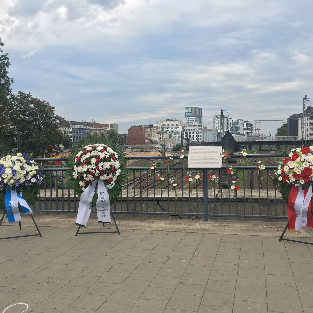 Kränze, die am Gedenktag für den Anschlag am Wehrhahn aufgestellt wurden.