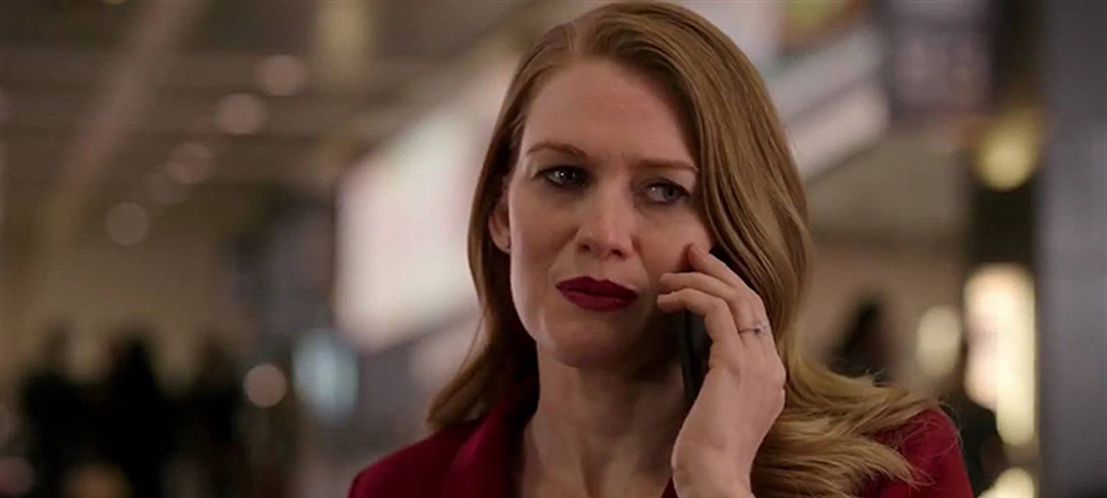 Alice im Austausch mit ihrem Team.