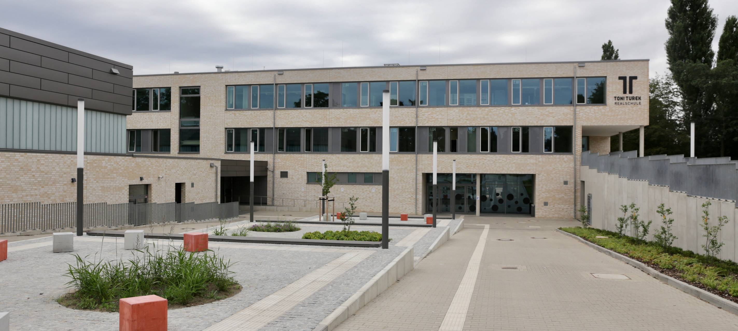 Toni-Turek-Realschule in Düsseldorf Stockum eröffnet