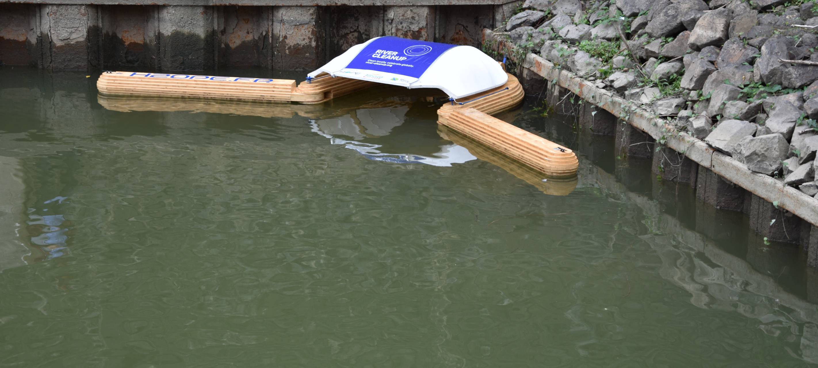 Müllroboter säubert Düsseldorfer Hafen