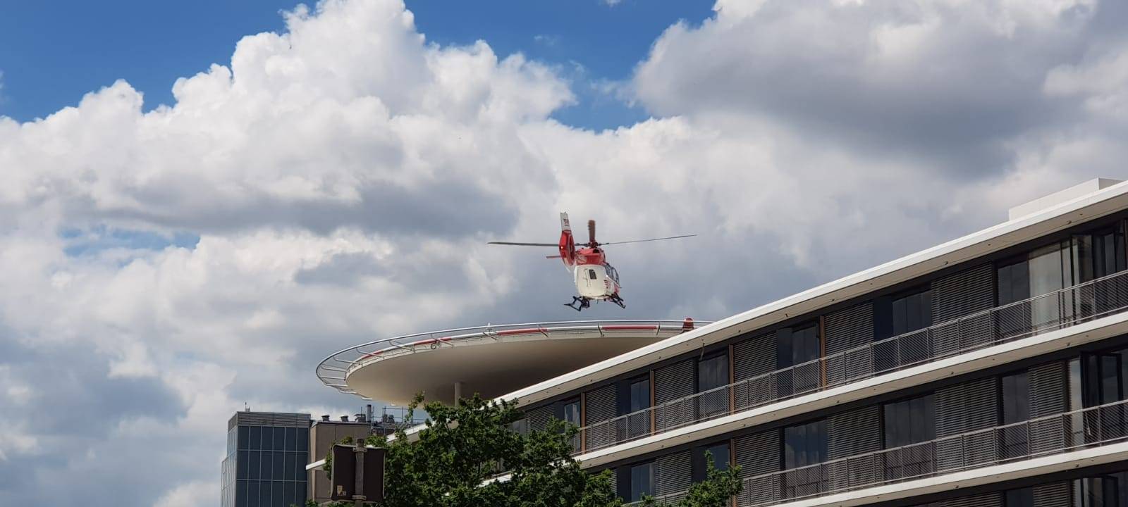 Ein Hubschrauber landet auf einem Gebäude der Uni-Klinik