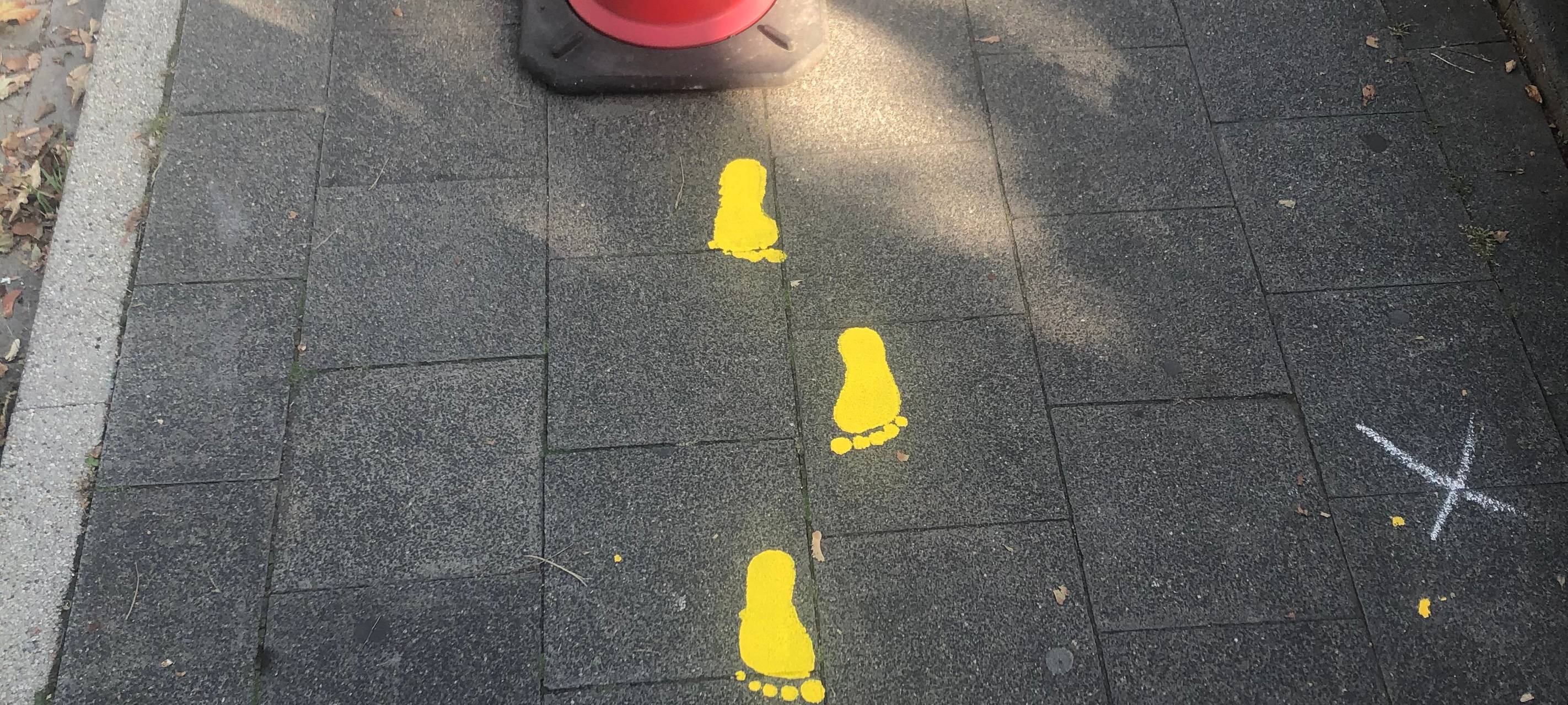 Düsseldorf: Gelbe Füße für den sicheren Schulweg