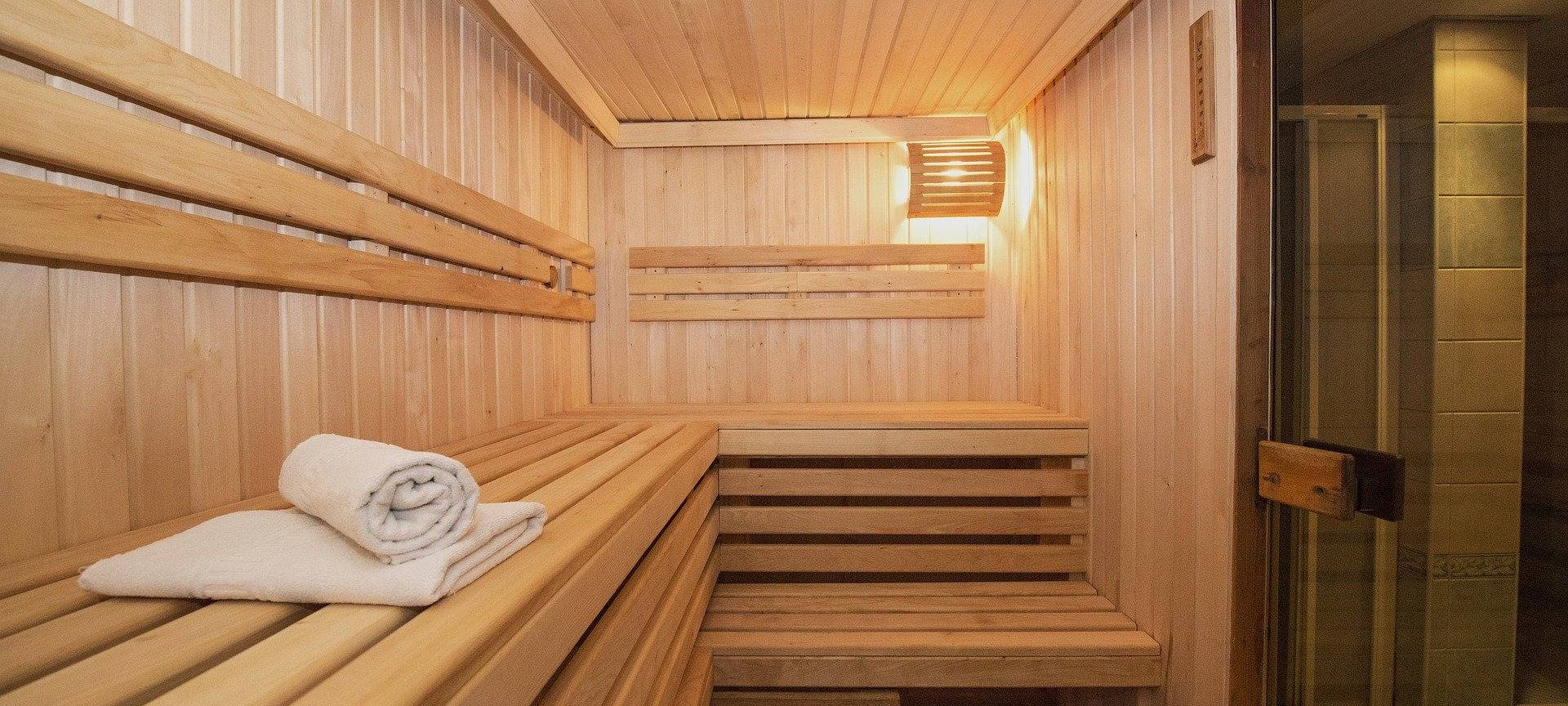 Die Innenansicht einer Sauna.