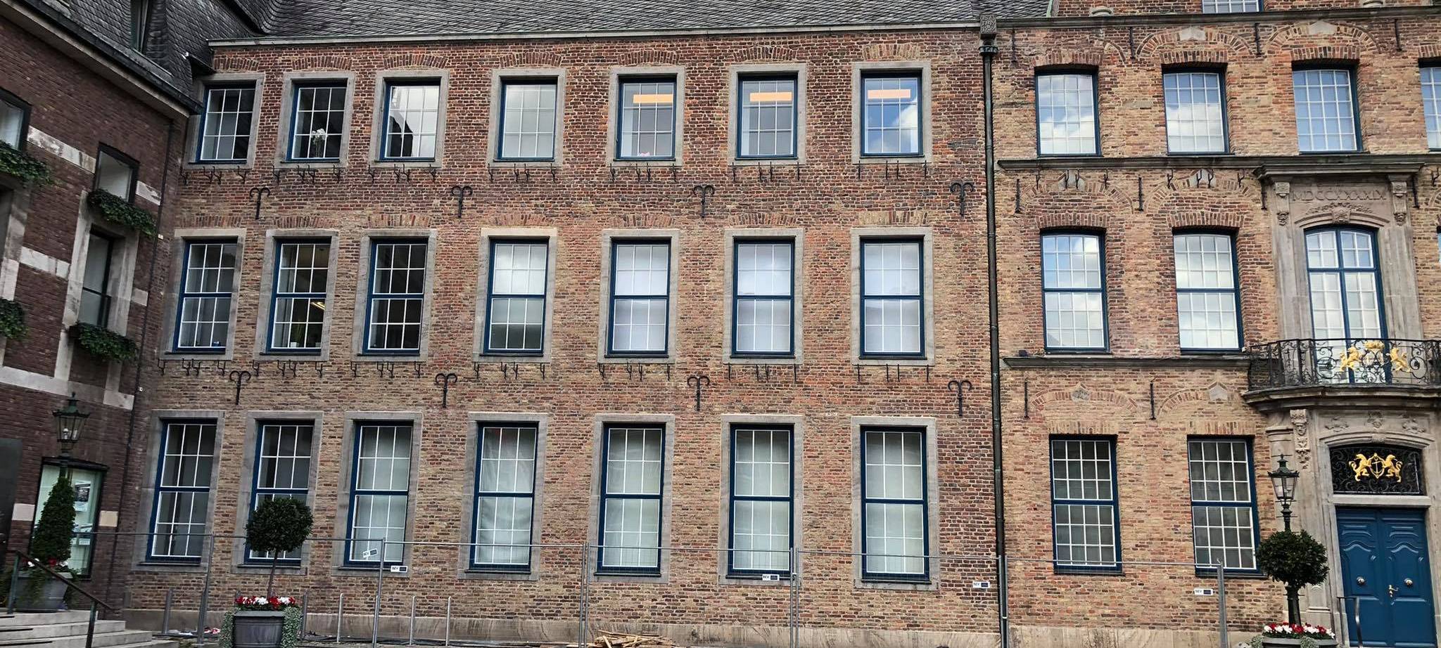 Das Düsseldorfer Rathaus und der Marktplatz in der Altstadt