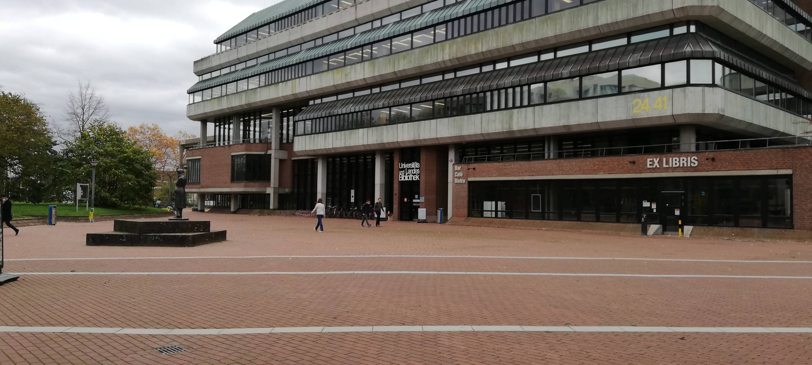 Düsseldorf: Politikwissenschaftler über Demokratie