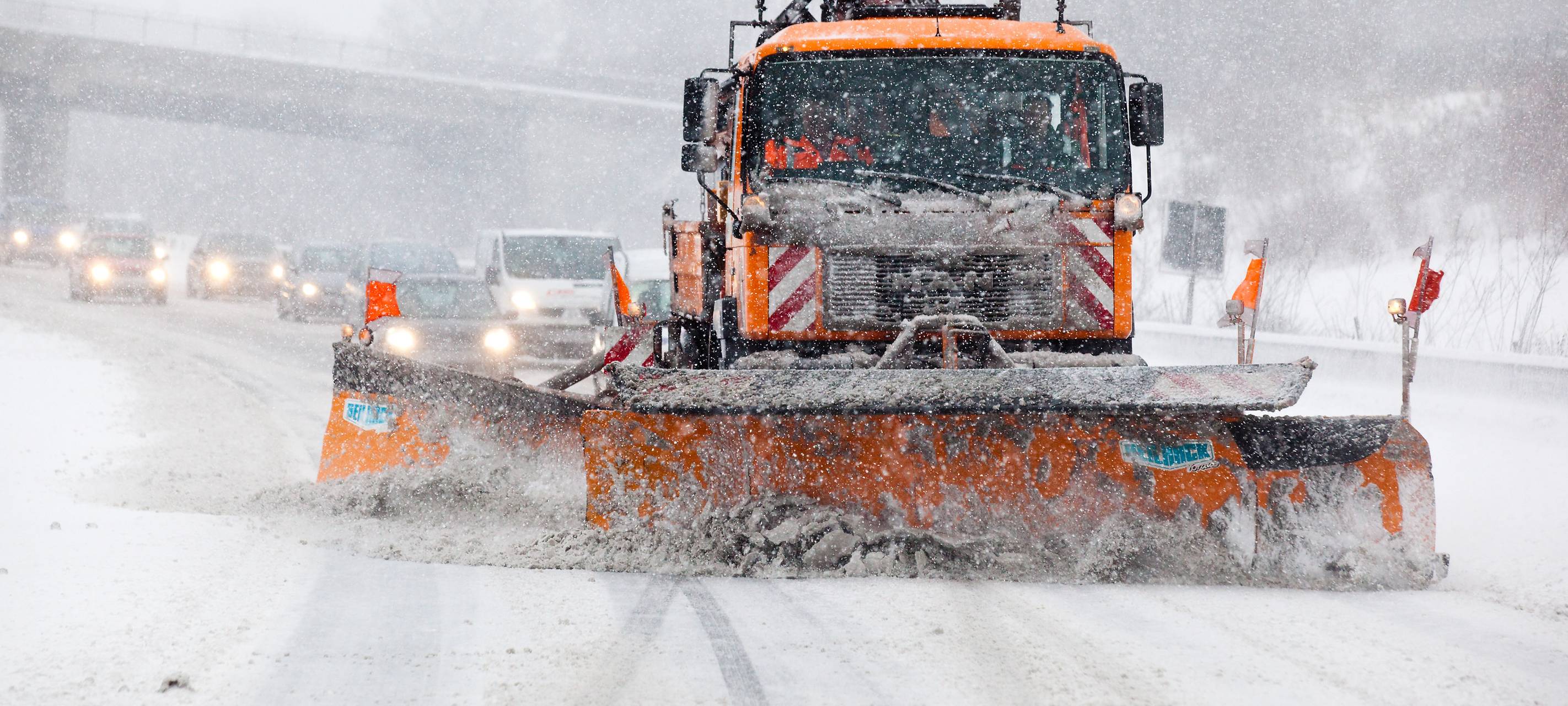 Räumfahrzeug räumt Schnee weg