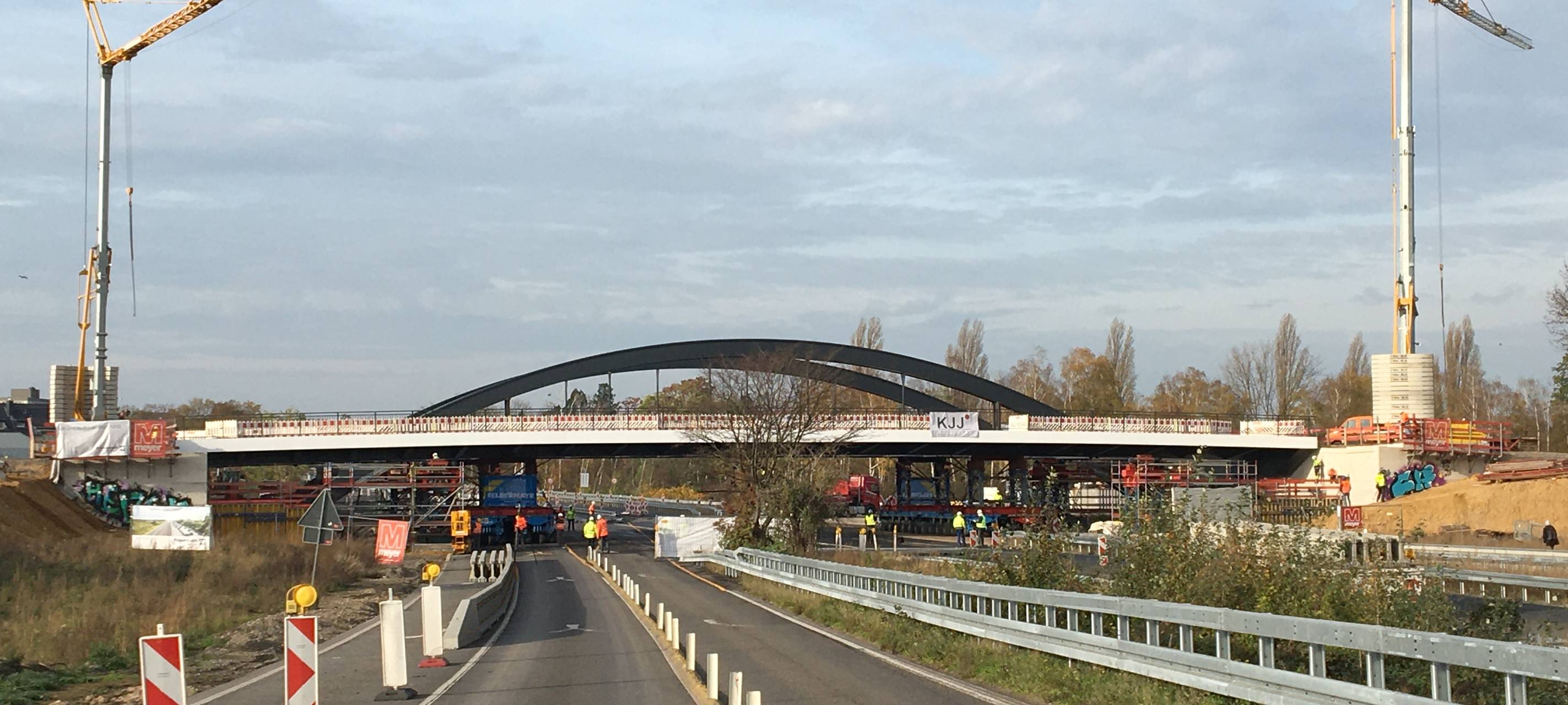Düsseldorf: Neue Brücke am Heerdter Lohweg wird eingefahren