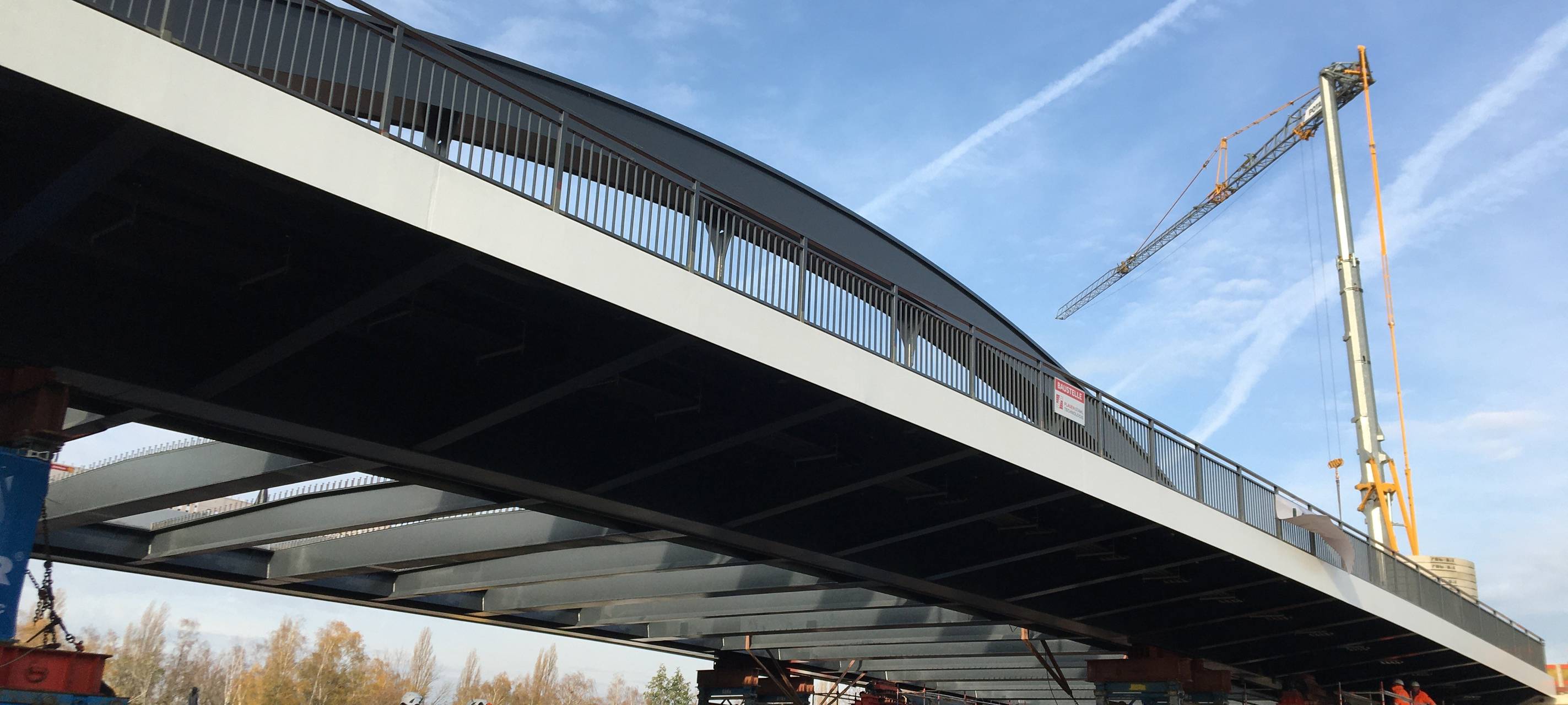 Düsseldorf: Neue Brücke am Heerdter Lohweg wird eingefahren