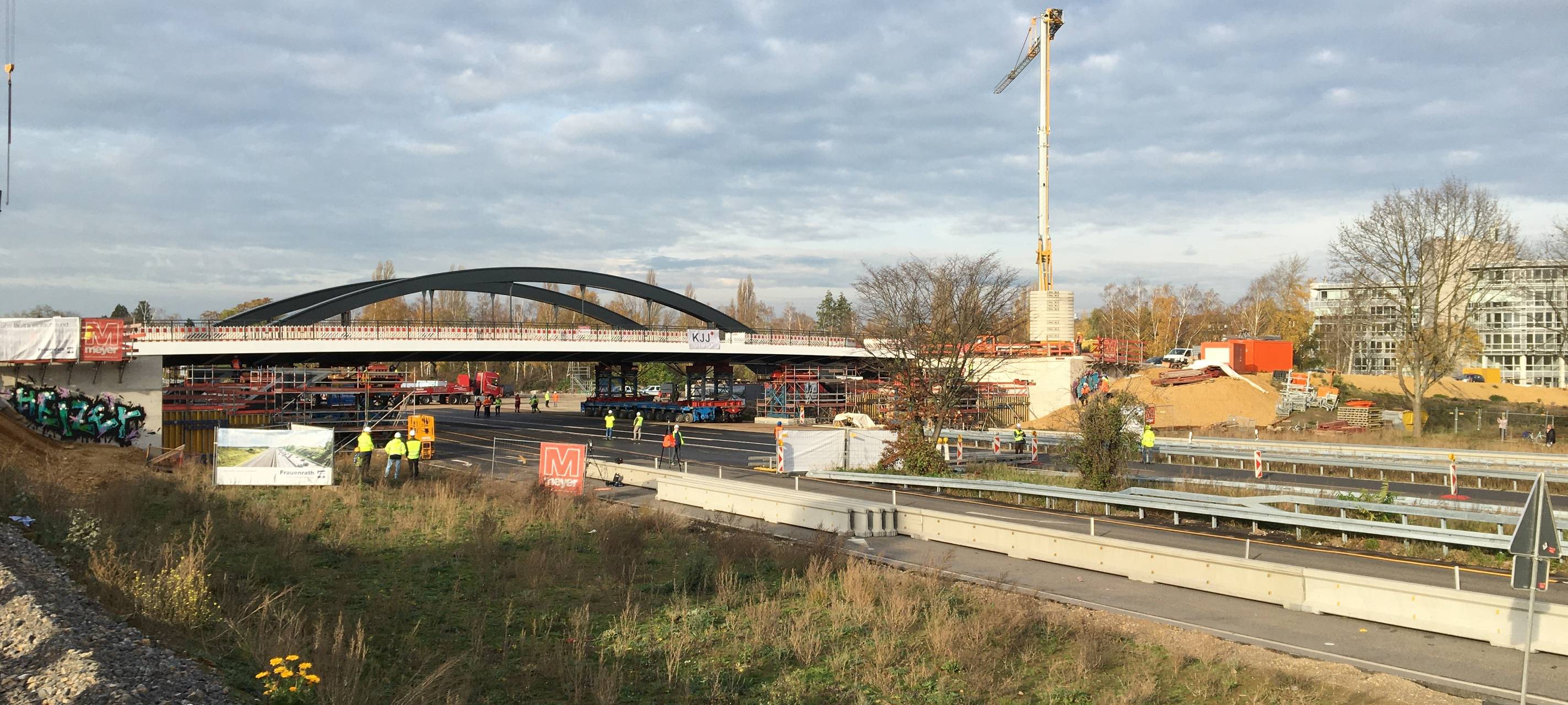 Düsseldorf: Neue Brücke am Heerdter Lohweg wird eingefahren