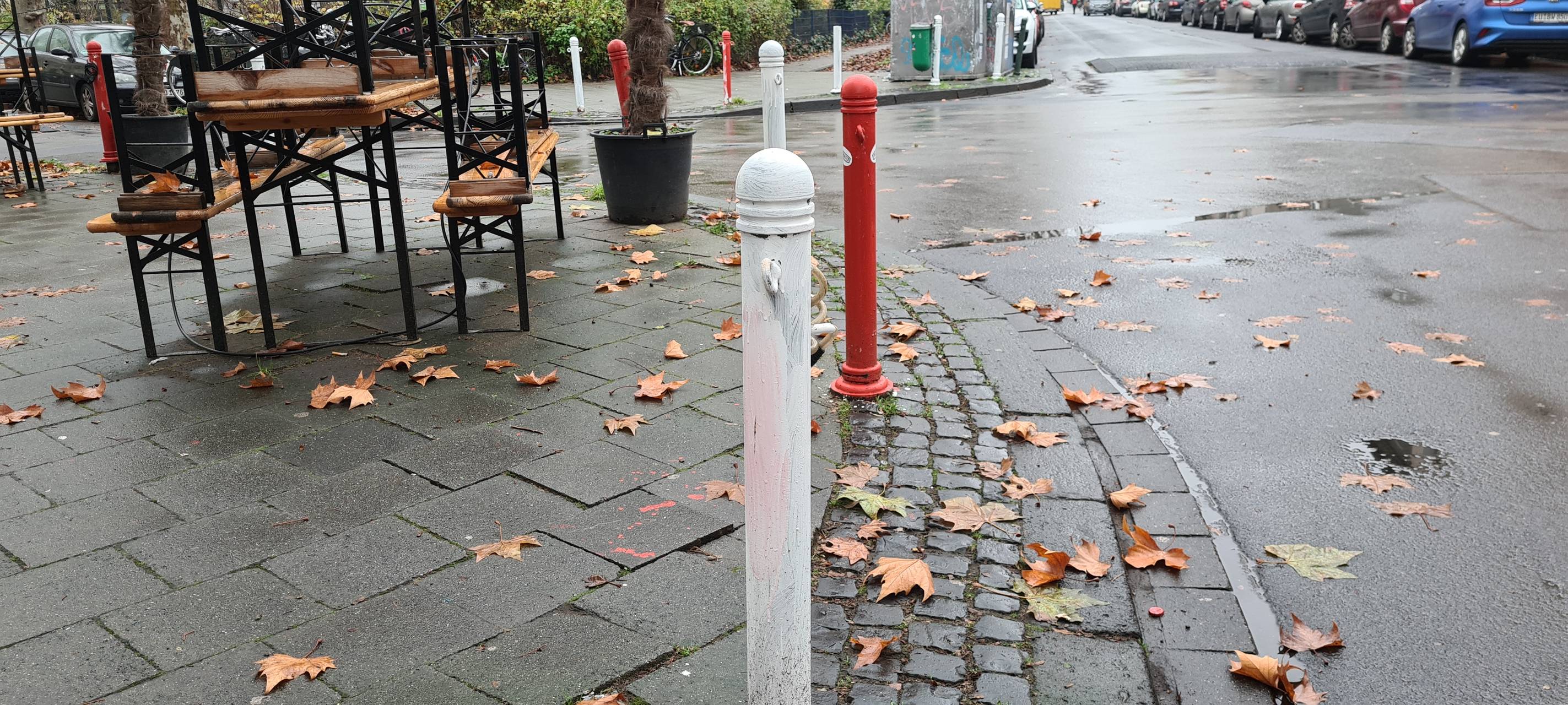 Düsseldorf: Unbekannte beschmieren über 100 Straßenpoller