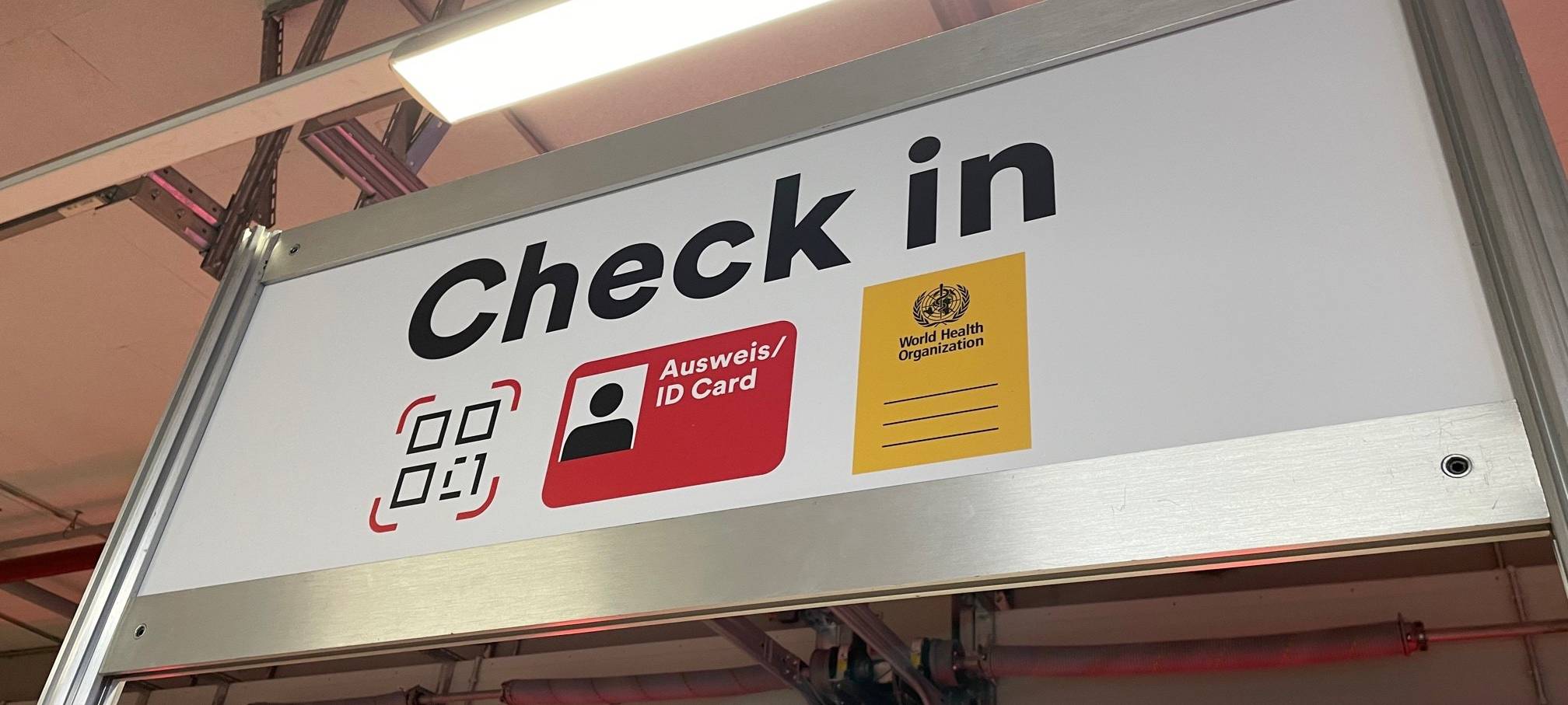 Ministerpräsident Laschet besucht Düsseldorfer Impfzentrum