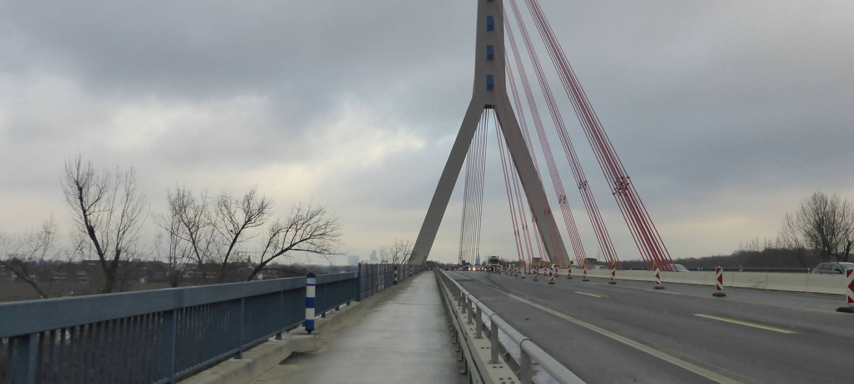 Die Fleher Brücke mit Fahrradweg und Straße.
