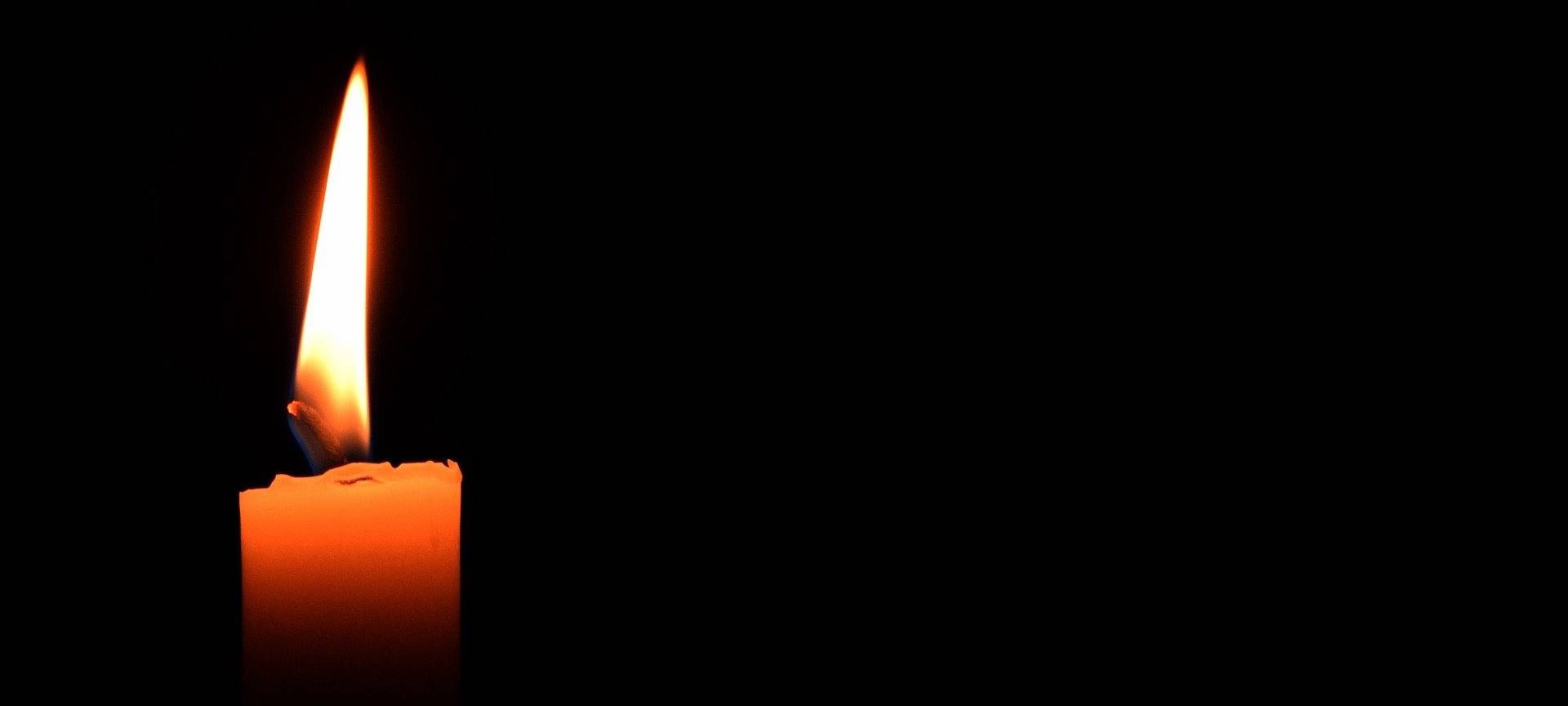 Eine rote Trauerkerze.