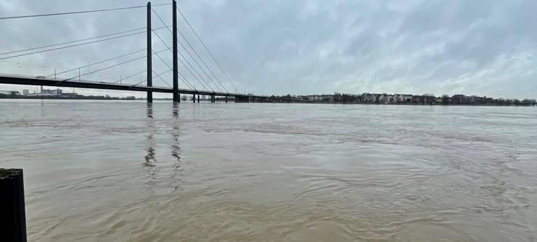 Rheinpegel in Düsseldorf steigt weiter