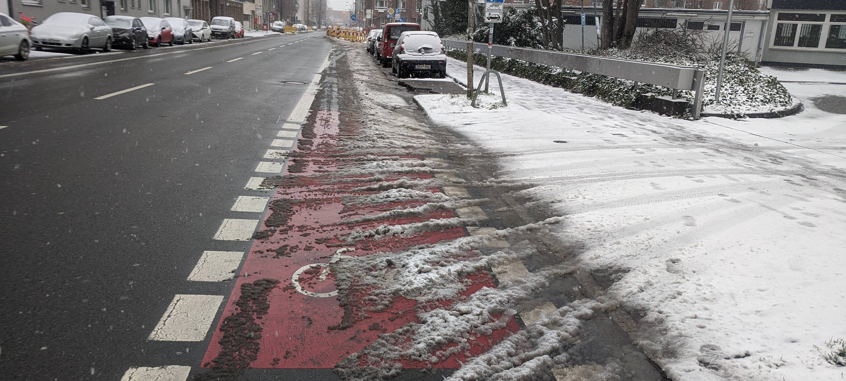 Schneematsch auf Radweg