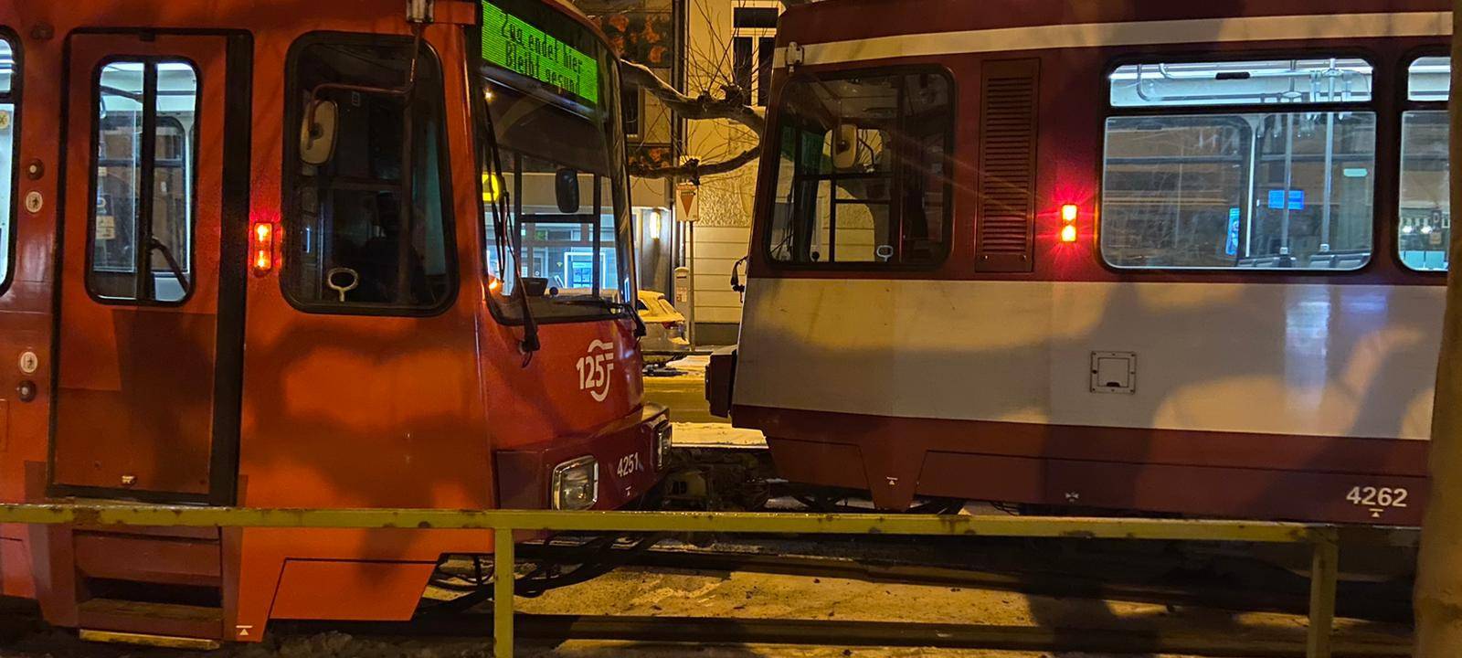 Entgleiste Bahn in Düsseldorf-Oberkassel