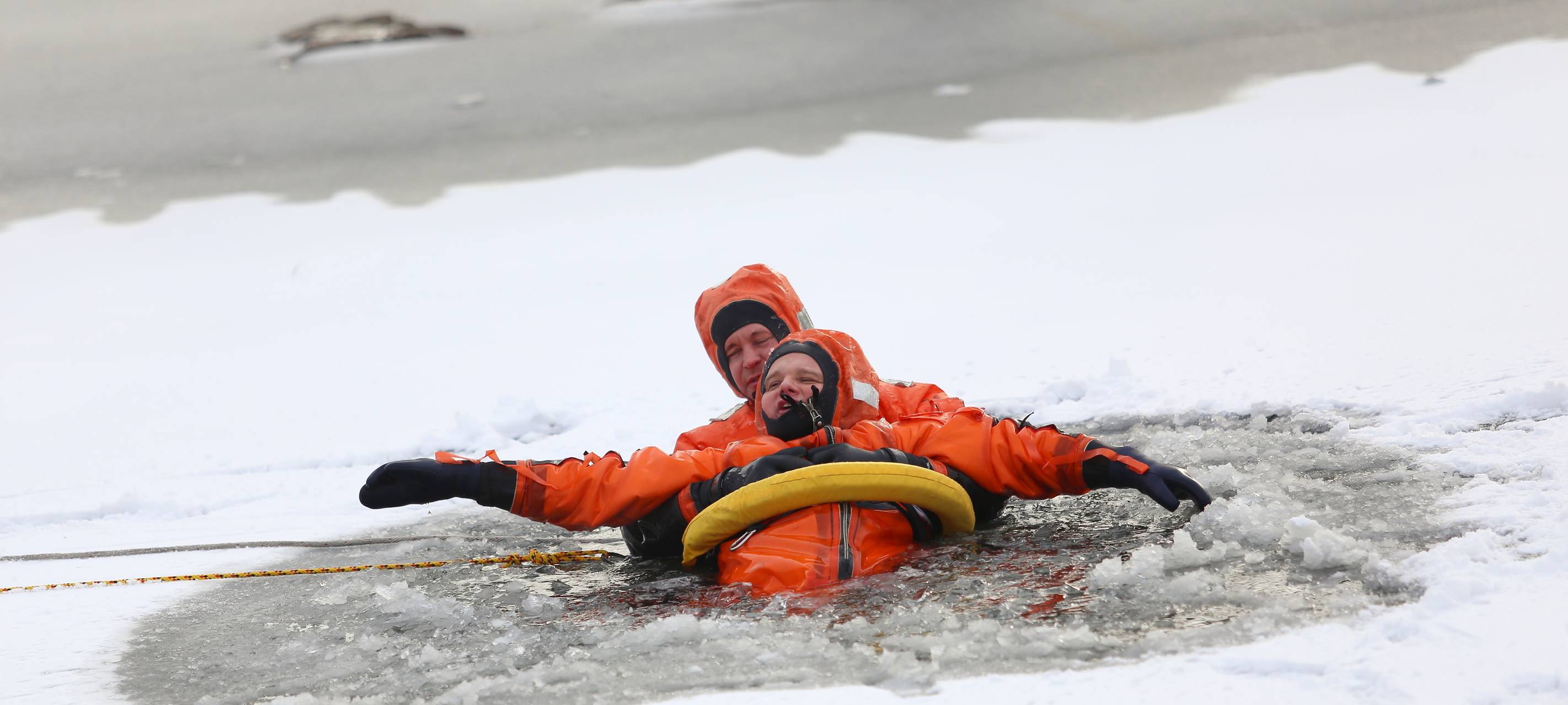 Feuerwehr Düsseldorf: Mann bricht ins Eis ein