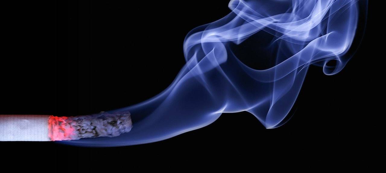 Rauchen: eine angezündete Zigarette brennt runter