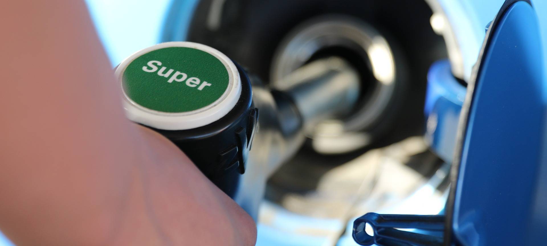 Ein Auto wird mit Super-Benzin betankt.