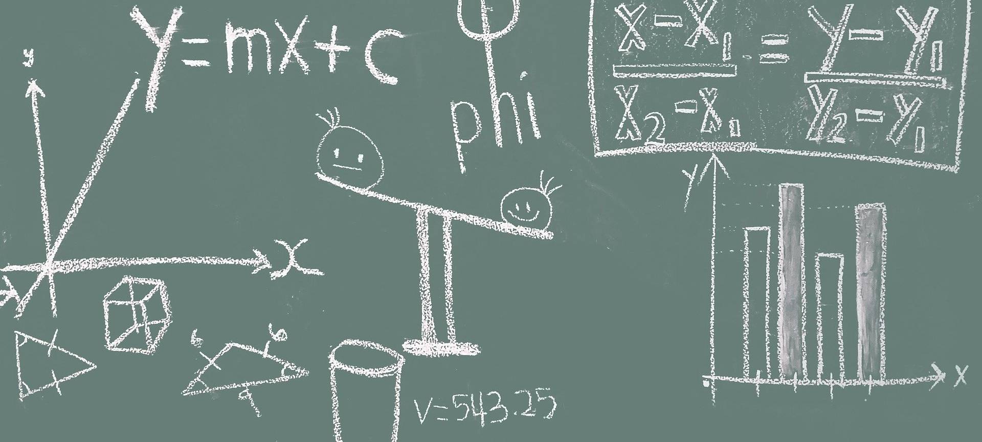 Eine bemalte Schultafel; mit mathematischen Formeln und Zeichnungen.