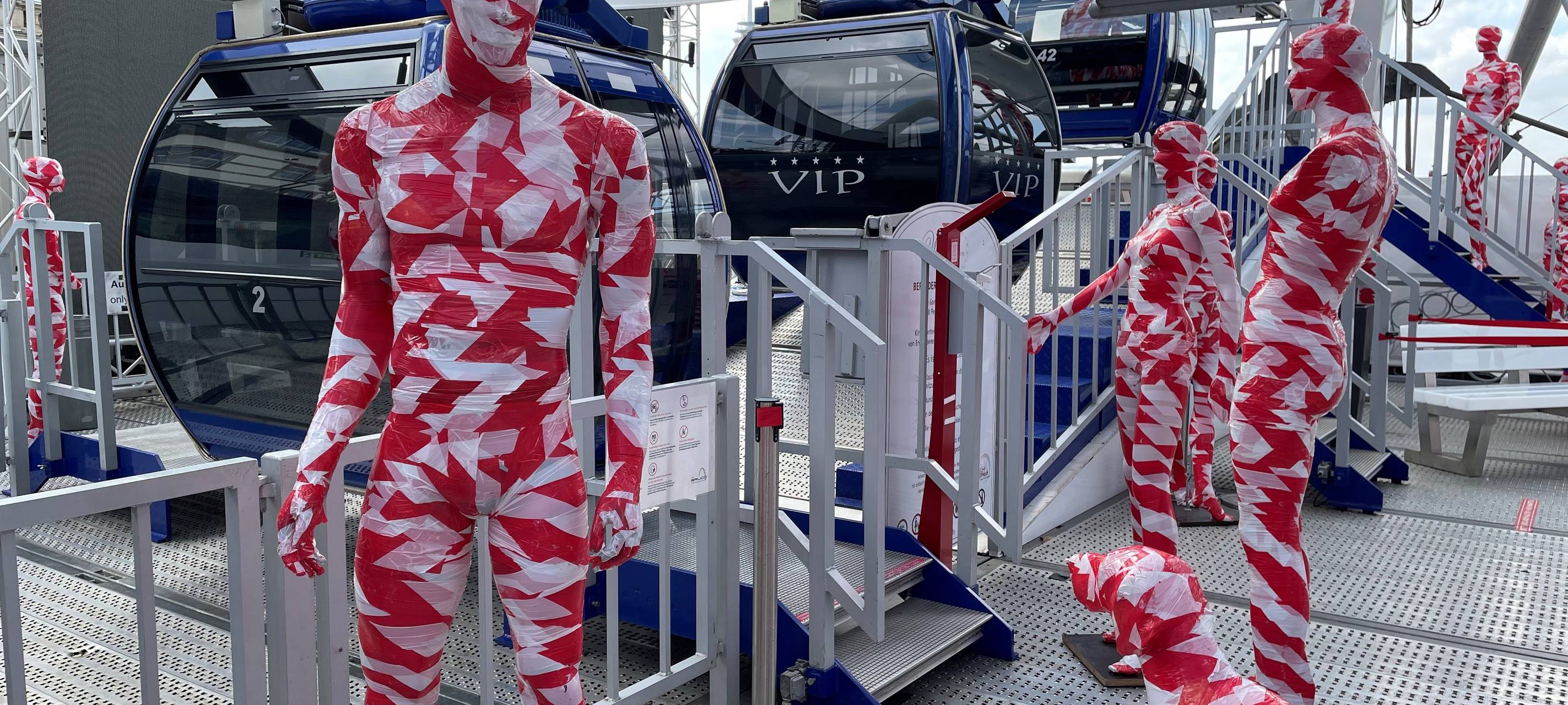 Düsseldorf: Kunst- & Protestaktion am Burgplatz