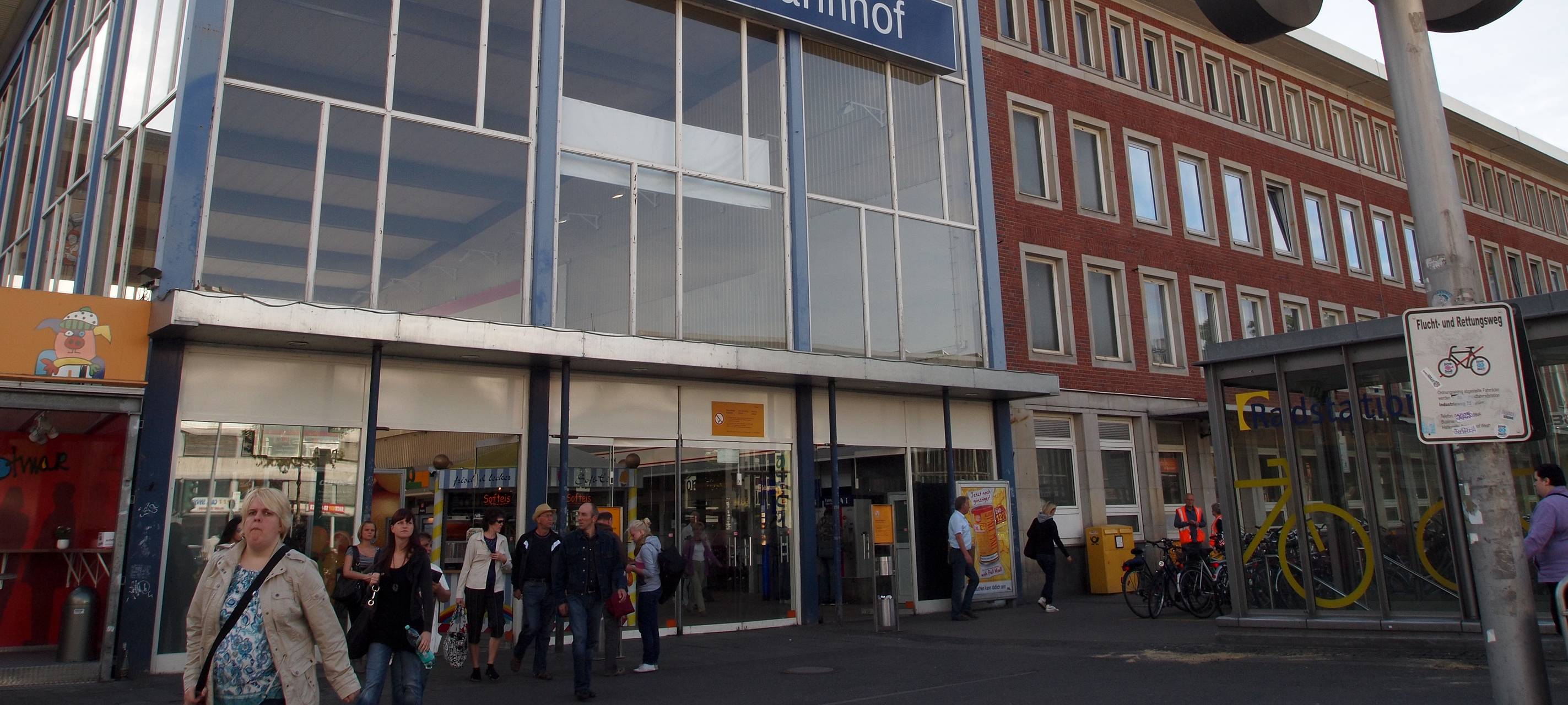 Mann randaliert im Düsseldorfer Hauptbahnhof