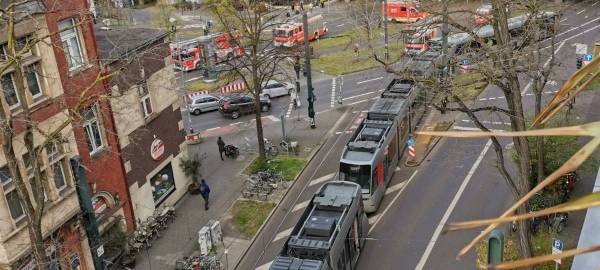 Düsseldorf: Unfall zwischen Bahn und Bus im Bereich Bilk S