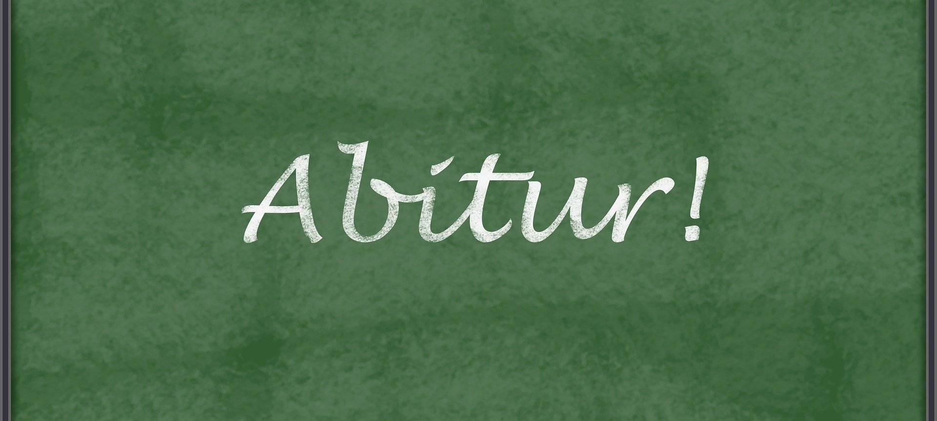 Auf einem tafelähnlichen Schild steht das Wort Abitur.
